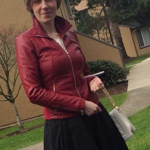 Short jacket in faux leather with elastic panels on the sides and sleeves